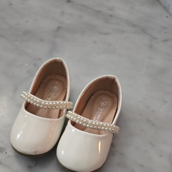 cream dress shoes Men's Cap-Toe Brogue Leather Oxfords stitched details and a lace L'Amour Boys Cream Leather Lace